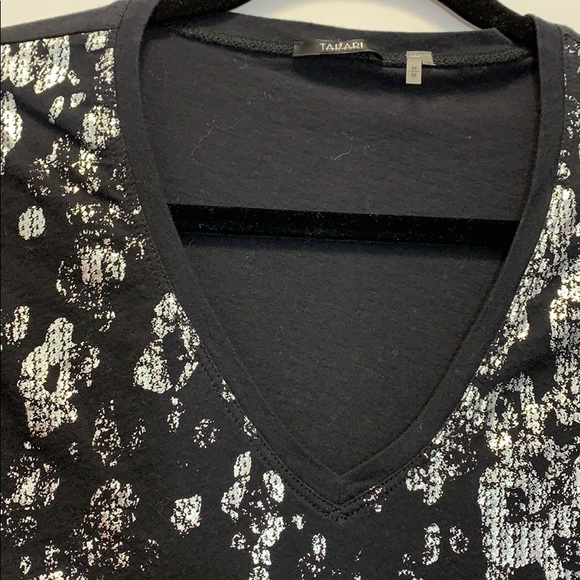💯Tahari black/silver tee metallic print sz M - Picture 2 of 4